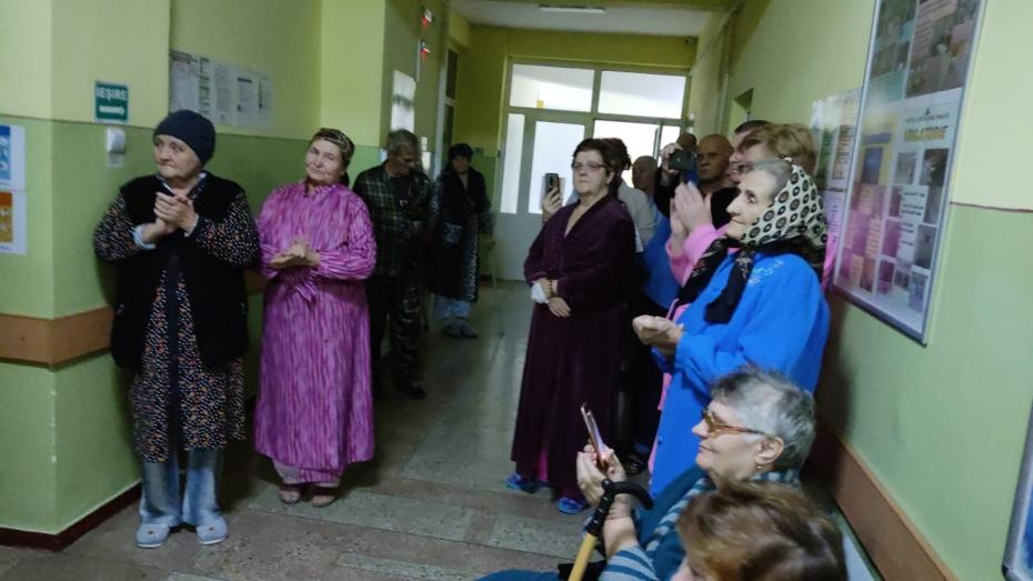 Corala Învierea a Protopopiatului Pașcani cântând colinde la persoanele bolnave din spital