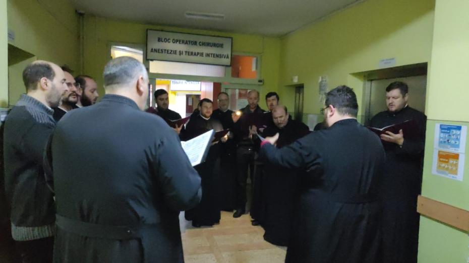 Corala Învierea a Protopopiatului Pașcani cântând colinde la persoanele bolnave din spital 