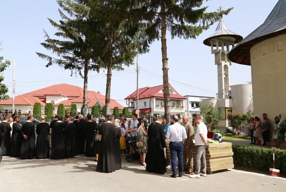 Sfintirea clopotniței și a spațiului social