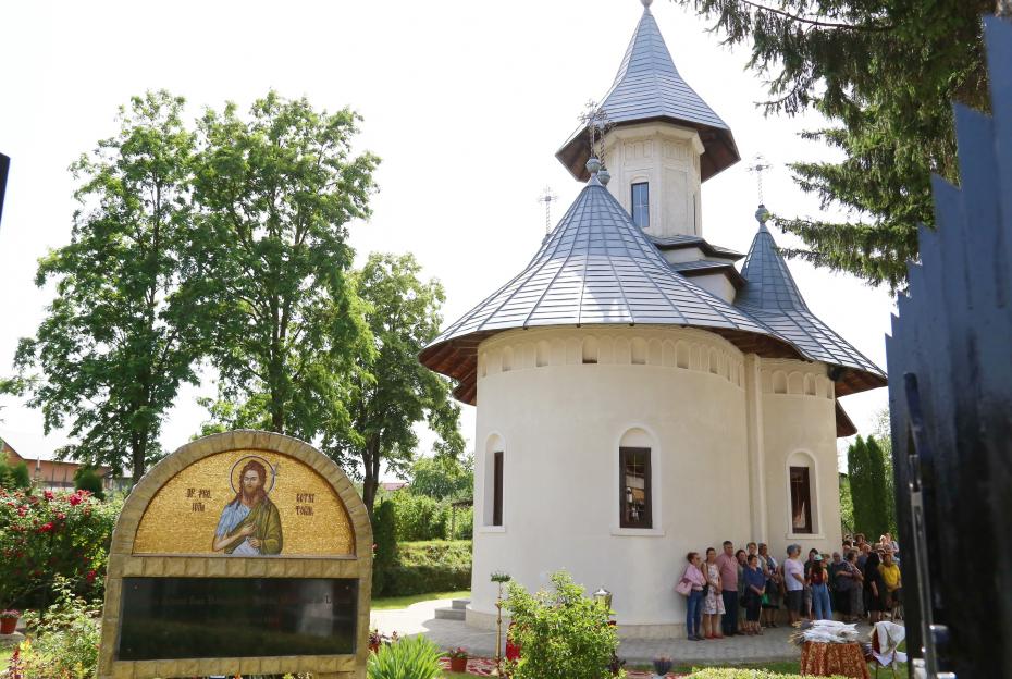 Sfintirea clopotniței și a spațiului social