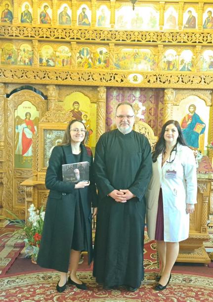 Dr Brândușa Lungu, pr. Daniel Ioan, Dr. Roxana Bucătaru - în cadrul întâlnirii cu tinerii la biserica spitalului