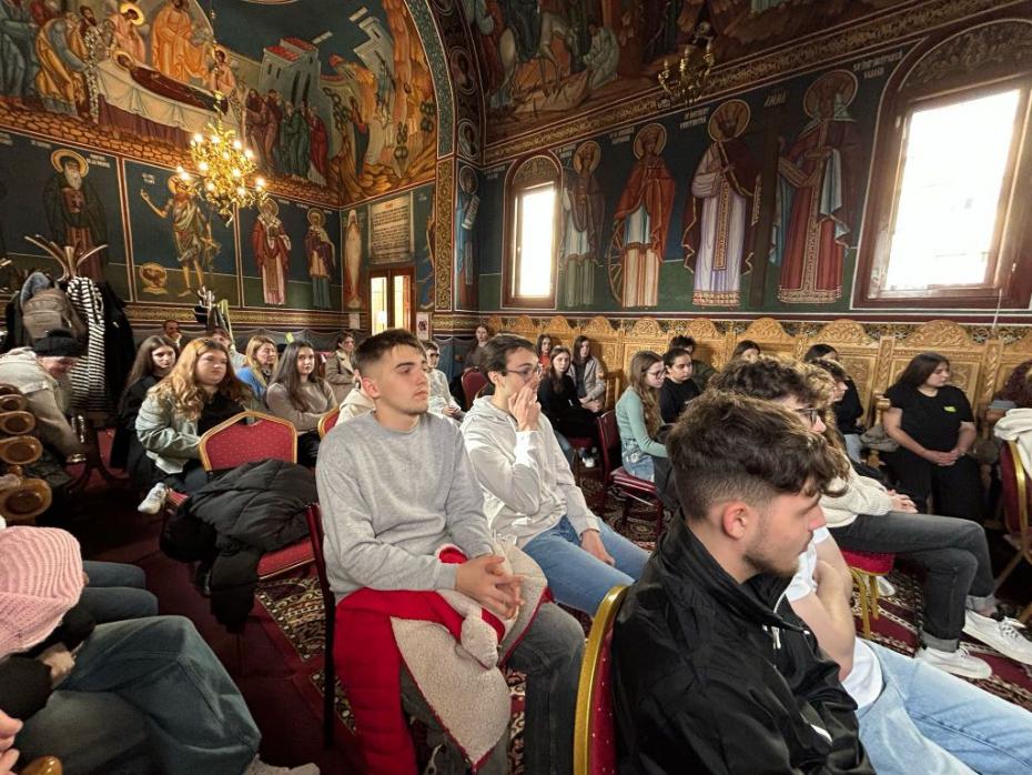 Activitate cu tinerii în biserica spitalului