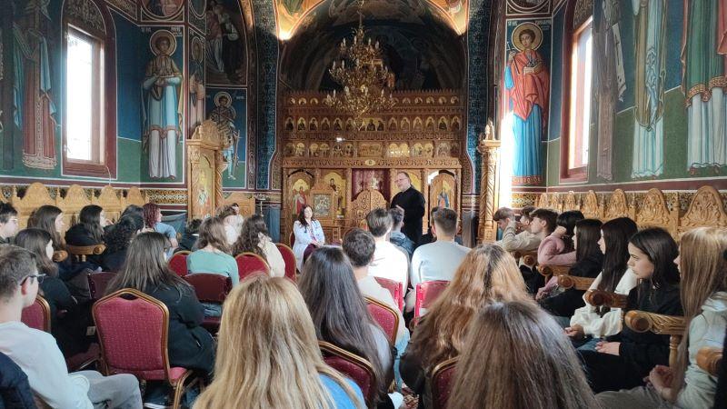 Activitate cu tinerii în biserica spitalului
