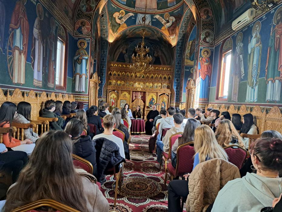 Activitate cu tinerii în biserica spitalului