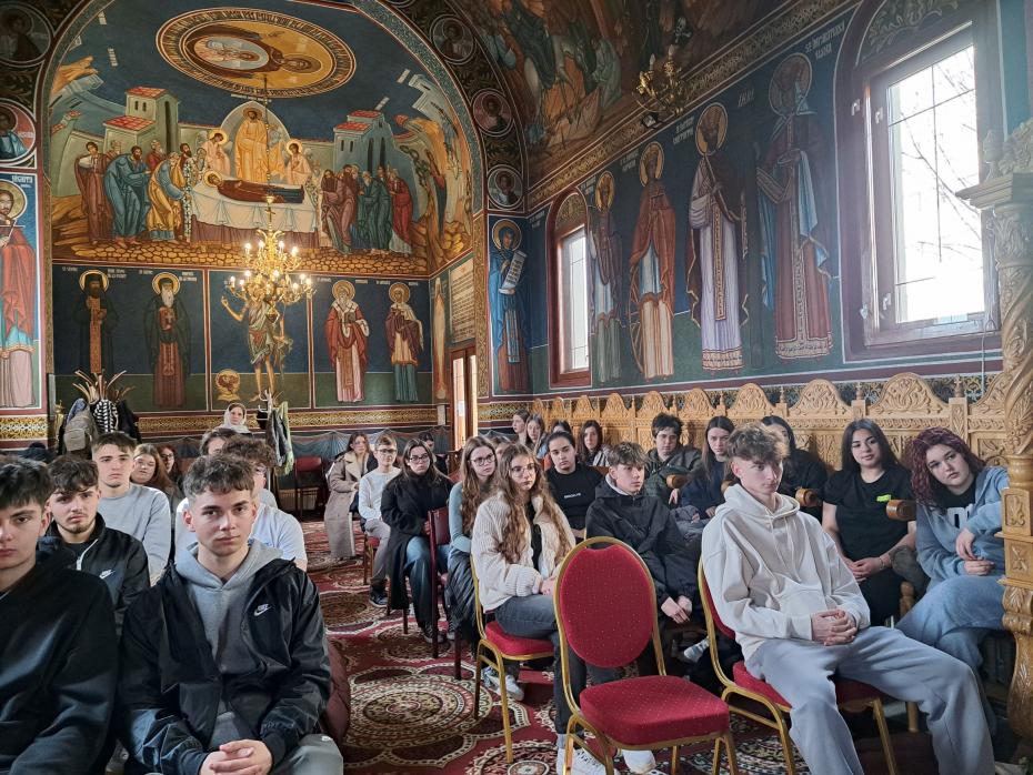 Activitate cu tinerii în biserica spitalului