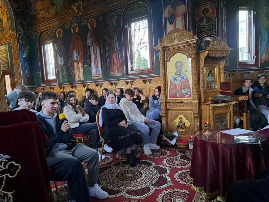 Activitate cu tinerii în biserica spitalului