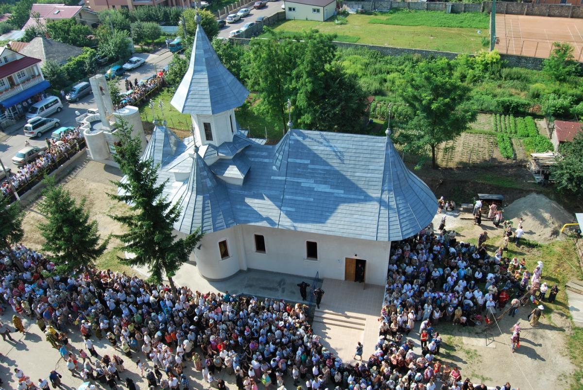 Imagine de ansamblu la momentul sfintirii bisericii Sfântul Ioan Botezătorul din incinta spitalului municipal Paşcani - 18 iulie 2010