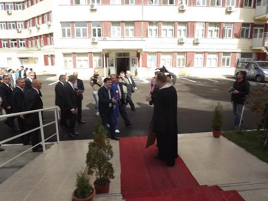 Ministrul Sanatatii Nicolae Banicioiu in biserica spitalului 28.09.2014