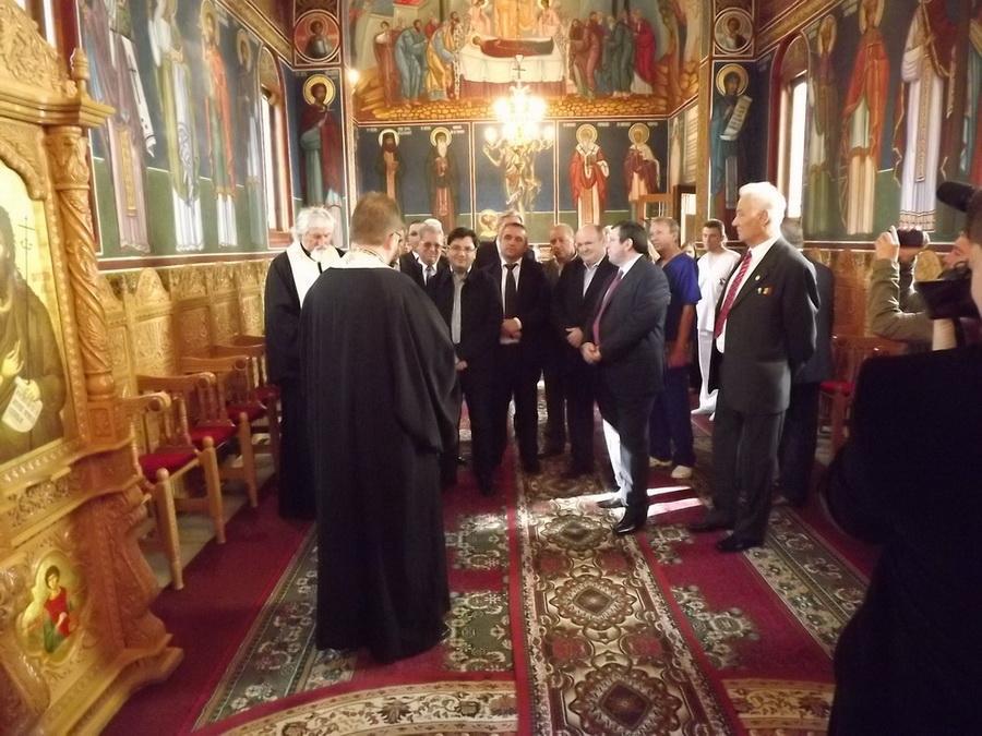 Ministrul Sanatatii Nicolae Banicioiu in biserica spitalului 28.09.2014