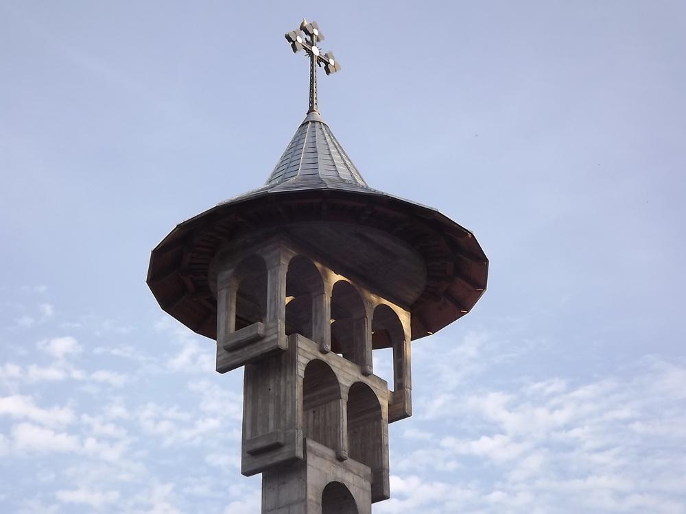 Spatiul social si clopotniţa bisericii - septembrie 2014