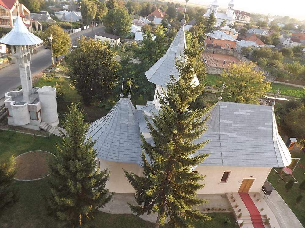 Spatiul social si clopotniţa bisericii - septembrie 2014